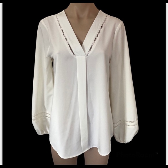 Neiman Marcus Tops - 🌿 NEIMAN MARCUS 🌿 white long sleeve blouse v-neck cutout detail size S